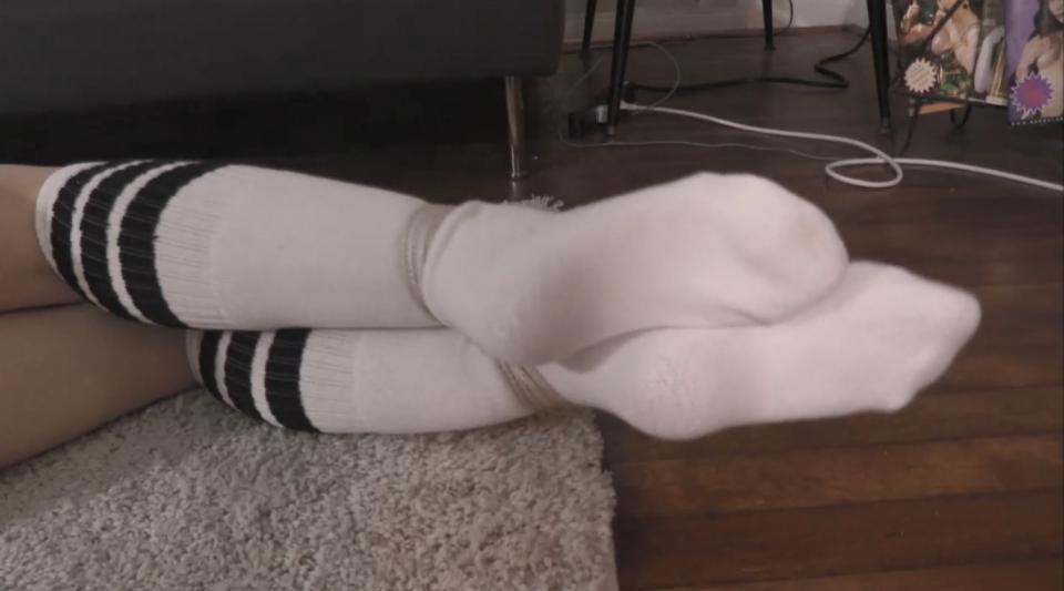 The Bitch Tied Me Up In My New Tube Socks I just had gotten home from the mall. I was trying on my new tube socks when my room mate wanted to play. I told her I wasn't in the mood but she wouldn't listen. So here I am once again tied up for my bitch of a room mate. To make things even worse she did it in my new tube socks.<br><br>Nyxon is available for custom video work. Shoot me an email to order yours today.<br><span style='color:#b0b0b0;'>[隐藏文字，购买后可见]</span>