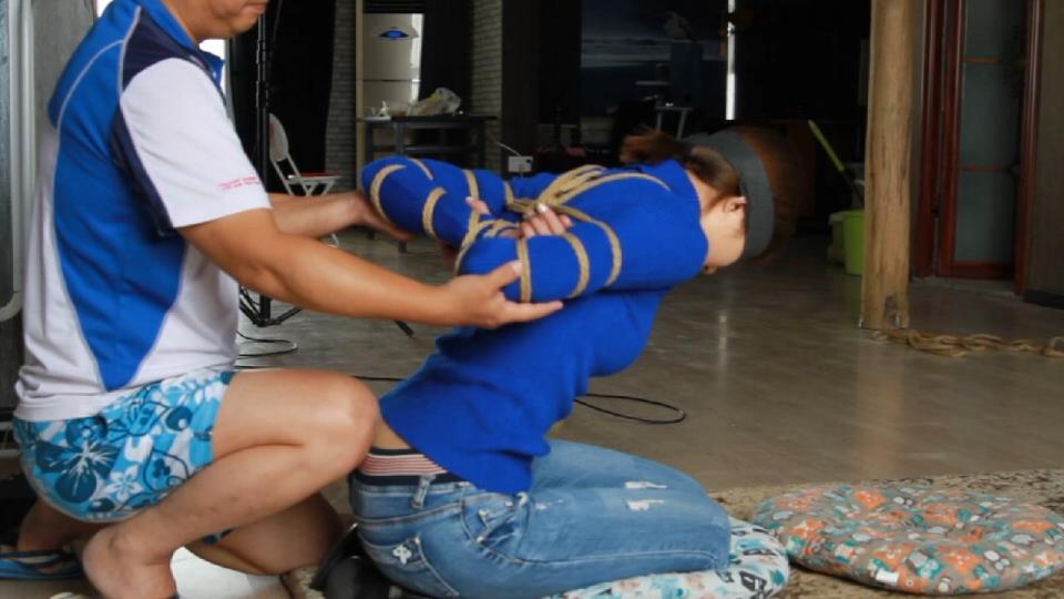 反扭混搭 唯美之家拍摄的反扭题材，有喜欢反扭的朋友们不要错过，因为度云和谐厉害，有什么问题请与唯美客服qq2700538972  沟通解决<span style='color:#b0b0b0;'>[隐藏文字，购买后可见]</span>