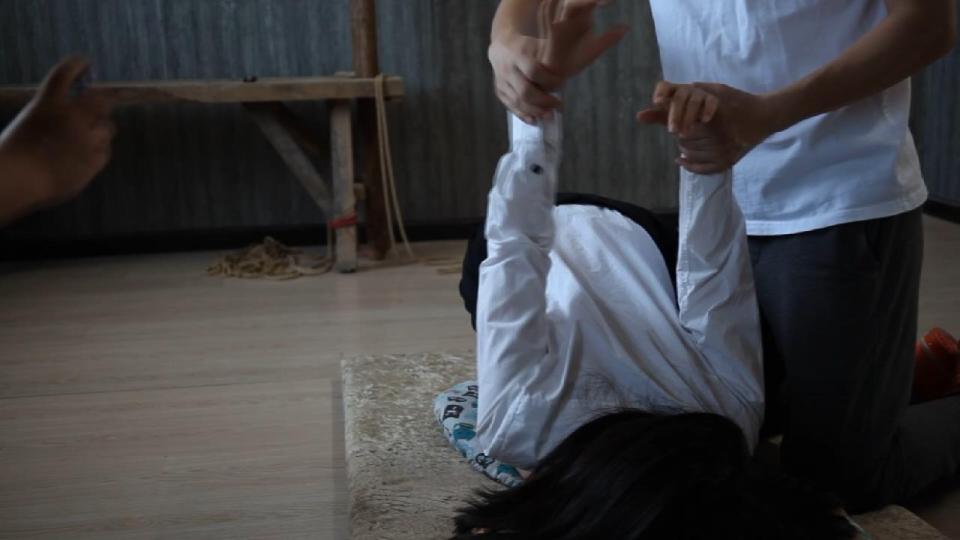 反扭美女5 唯美之家拍摄的反扭题材，有喜欢反扭的朋友们不要错过，因为度云和谐厉害，有什么问题请与唯美客服qq2700538972  沟通解决<span style='color:#b0b0b0;'>[隐藏文字，购买后可见]</span>