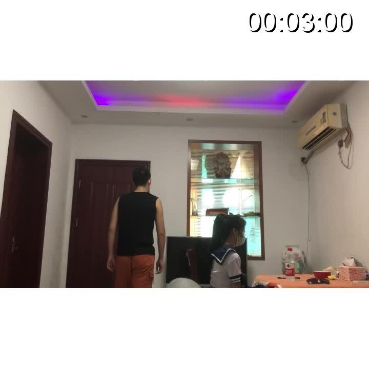 《调皮的妹妹》上集 小明坐在客厅沉思着，他在想以后的生活该如何维持，他早早的离开了父母身边，选择一个人在异乡打工生活，这是他向往的城市，虽然很幸苦，但每天都过的很充实，直到妹妹小欧的到来，打破了他这个幸福的小世界。<br>妹妹今年刚高中毕业，志愿填的就是哥哥所在城市的一所大学，这不，前两天妹妹就收到这所学校发的录取通知书，马上就要到他这里来了。<br>他这个妹妹啊，从小就喜欢粘着他，什么事都喜欢跟在他这个哥哥屁股后面，男孩子那些调皮捣蛋的事啊都被她学会了，所以性格特别古灵精怪，却又不会讨人嫌，反而很可爱就像黄蓉一样。从小父母就拿她没办法，毕竟是女孩子嘛，骂了又不听，打又舍不得打，唯独就喜欢粘着小明这个哥哥。这一眨眼都读大学了，父母昨天才和他通了电话，要他照顾好妹妹。刚才妹妹打电话和他说就快到他这里了，小明正是为今后的开支在这犯愁呢。<br>20:00“咚咚咚 咚咚咚” 小明赶紧起身去开门，小欧背着个书包站在门外，身上穿着学生装，白色丝袜显得腿特别细长，脚上一双帆布鞋“哥，这么热你怎么没开空调啊”说着就往门里面进，小明一边让开一边说：“你以为在家里呢，电费不要钱啊？”来到客厅，小欧把书包放下就在那桌上<br>找空调遥控器，“哥，你把遥控器放哪儿了？”小明回过头来正想说着什么就看到妹妹小欧撅着屁股在那儿，由于那学校的裙子太短，一半的屁股都露在外面了，小明就说：“唉，你们学校的裙子怎么这么短，这不怕走光啊”说着就走到前面把掉在沙发缝隙里的遥控器拿了出来“滴”老旧的空调缓缓的打开叶片，发出寿终正寝的声音，小欧笑着说：“之前不记得试了，这件不合身呗，明天去报道就换了”“啊，你打算明天还穿这身去报道？疯了吧你！”小欧躺在沙发上伸了个懒腰无奈的笑道：“没办法呀，学校规定，明天你陪我一起去吧？”小明拿了一瓶水过来放在桌上，说道：“我明天还要上班，明天我只能送你去坐车，唉，对了，爸妈有没有拿钱给你，我这个月还没发工资，只有泡面吃”“啊！我千里迢迢跑来找你，你就让我吃泡面啊？不带我下馆子嘛？怎么这么穷啊？父母只给了我点生活费，要你照顾我”说完还故意看了看小明的脸色，其实她是故意这么说的，她利用暑假时间打工还是赚了不少钱的，只是这笔钱被她用来完成一个“阴谋”她在网上偶然看到了人皮面具，瞬间她就被吸引了，这也太逼真了吧！于是她利用这笔钱买了一张人皮面具，一个计划在她心里油然而生，她要假扮成自己的同学来接近哥哥，这么多年都没看哥哥有过女朋友，她想了解哥哥另外一面，正儿八经的聊哥哥肯定不会说实话的，肯定又会是那句“我的事你别操心，你只要好好读书”，这一回她有把握，虽然她也没有谈过恋爱，不过面对自己的哥哥，她不会紧张。两兄妹又相互吐槽了一番，小欧就说：“我先休息一下，等下我同学可能会来找我，等下你回避一下”说完就拿着书包进了房间，四周瞧了瞧，又把窗帘拉上，才坐在床上把书包打开，里面赫然是一张“人脸”被塑料薄膜包裹着，小欧慢慢的将“人脸”拿出来，紧接着又把最下面的一副“人皮”拿了出来，轻轻的将“人皮”展开，原来是一件特制的肉色全包紧身衣，小欧嘴角微微上扬，心想：哥“我”来了。<br>穿好了全包紧身衣又戴好人皮面具，小欧走到镜子前轻轻抚摸着自己的“脸”，一阵兴奋莫名而起，她抚摸着自己的“身体”，里面的脸早已潮红，她突然觉得有点羞耻，又给面具化了妆，再一次调整了面具，确定没有破绽后穿上之前的学生装趴在门上听着外面的动静，正好小明这时候要出去帮她买生活用品，走到她房间门外打了声招呼就出去了，小欧这才慢慢打开房门，叫了两声哥后见没人回应，她才从房间里走了出来，现在她就不是小欧了，她给自己这个身份取名叫小槿，她走到客厅坐在沙发上安静的等着小明回来....