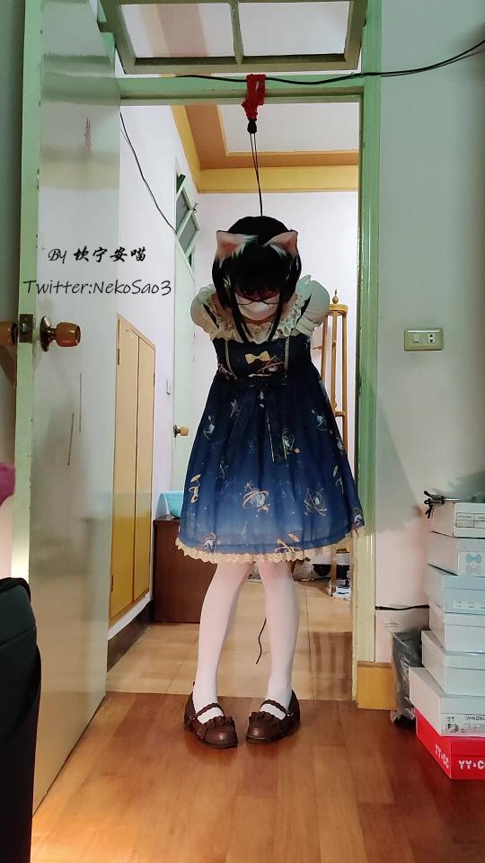[坎喵]Lolita白丝后手定时自缚 哈喽，这里是坎喵，是个努力想要变可爱的男孩子~<br>这么好用的吊点当然要多用几次~~<br>绑法和上次基本一致，不过换了身衣服~~<br>又一次低估了训练器的威力……明明平时没有那么敏感的？最后被震到几乎脱力orz<br>前6分钟为吊起过程<br>网盘传源文件会挂，所以传了压缩包，如果可以尽量用林子的保管库下载吧<br>另外推特和林子同名，ID @NekoSao3，会不定时更新瑟图和小视频，欢迎关注~<br><span style='color:#b0b0b0;'>[隐藏文字，购买后可见]</span>