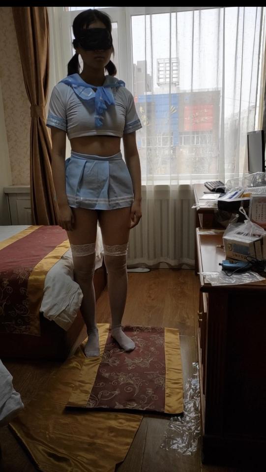（正版授权）模特小洲尾巴调教 作者:小草cao<br>内容:模特小洲身穿水手服戴着尾巴无力挣扎拍打痛并快乐着希望大家喜欢