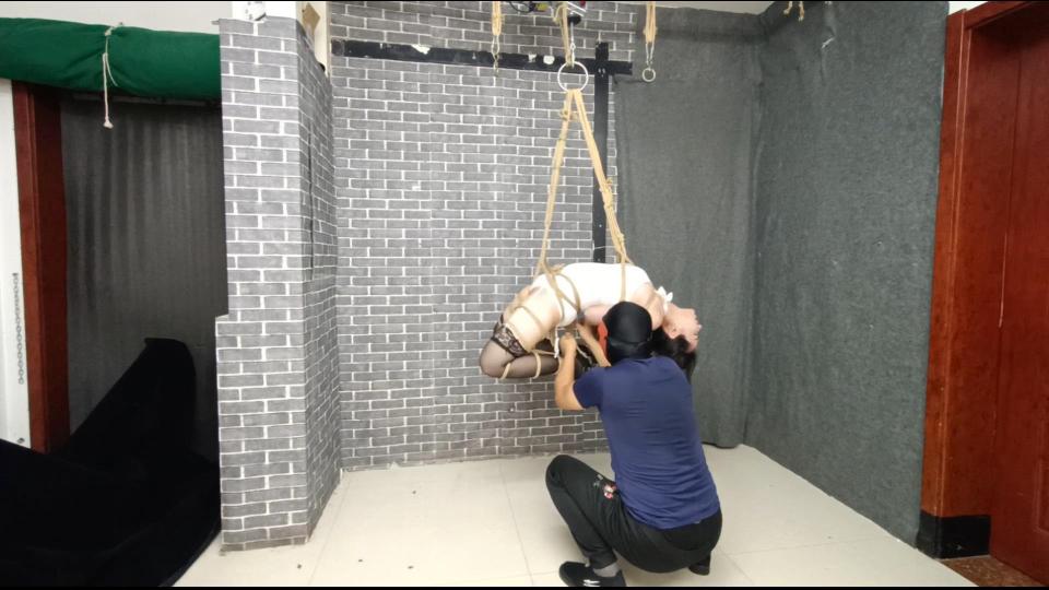 HD飞天:网友提供服装、资金赞助,柔柔兔女郎首次体验悬空6种变换吊缚动作,本工作室唯独柔柔能完成这些高难度动作...... 解压密码:hdsy<br>吊缚比塞开始,柔柔奴今天要玩一次超级绳艺比赛，一小时内完成了6种悬空吊缚换绳，咬牙坚持高难度动作，最后终于完成了残忍的吊缚，又把本工作室所有绳模吓跑啦,又是第一。<br>想定拍的老铁请加QQ272728243<br>