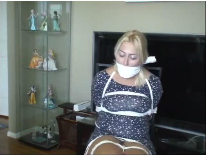 Erica Insurance Fraud Troubles Insurance Fraud Troubles. Erica hired a local criminal to help her stage a robbery at her place. For a fee he will come in, take her valuables, leave her tied up and then she will collect the insurance money. Erica is smiling and all happy when she calls the man up on the phone and tells him to come over. Things start getting pretty heavy when he comes over orders her to put her hands up, he then walk over to a chair and ties her up with a whole lot of cotton clothes line. She is then gagged with two of her socks. <span style='color:#b0b0b0;'>[隐藏文字，购买后可见]</span>