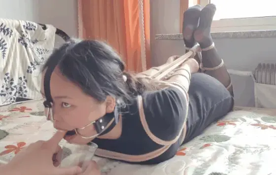 玩奴原创之小倩妹子欧式驷马小舔犬羞耻虐玩，高速舌舔，收集口水，手重sp，尖叫连连。购约绑教程请加805351328。 <span style='color:#b0b0b0;'>[隐藏文字，购买后可见]</span>感谢各位观众的大力支持！本次带来的小倩妹子的羞耻虐玩，首先是博主经典小舔犬造型，玩弄舌头手指入喉加上口水收集。接着是放到腿上严厉的sp和tk，<br>妹子尖叫连连非常的羞耻！敬请欣赏！<br>另外为了方便各位同好约绑，博主最近推出了一个非常详细的约绑教程。里面有非常详细的从零基础开始教大家如何认识妹子，如何与妹子沟通等等。非常的实用，有兴趣的各位同好加805351328咨询。<br>下载操作：<br>1、电脑下载<br>2、解压<br>3、将压缩包内rar文件名后缀修改为mp4。<br>目前博主已经出了五个系列，分别是绝对真实调教系列，真实约拍系列，口水囚徒系列，紧缚实验室系列以及新出的美人小舔犬系列都非常精彩，各种元素满满，希望各位同好多多支持！<br>推特可以关注024玩奴原创。本频道提倡健康积极的绳艺亚文化，目的是给生活增添一些情趣，谢谢大家！<br><br>