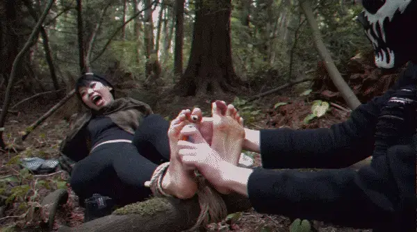 Tickle Warfare [ft Misa] 购买链接：<span style='color:#b0b0b0;'>[隐藏文字，购买后可见]</span>Misa is infiltrating enemy territory, trying to find the launch codes for the bombs that are about to be detonated. She is deep behind enemy lines, but what she doesn't know is that she is being watched...<br><br>With her weapon drawn she traverses the forest, but suddenly she is attacked by an enemy! She is quickly subdued as the element of surprise is too much, as she's into handcuffs and walked away, deeper into unknown land.<br><br>With a pillow case over her head, she finds herself bound to a log and feet presented. Her shoes and socks are stripped, leaving her feet exposed to a different type of interrogation: tickling. Misa tries her hardest to keep a straight face but the giggles spill out to the annoying . The enemy continues with this until she tells him what he wants to know.<br><br>After she has given him what he wants, he walks her barefoot along the forest floor until he decides to leave her alone, but not before he hogties, blindfolds and gags her, leaving the poor soldier in the middle of nowhere, left to struggle and call for help in silence.