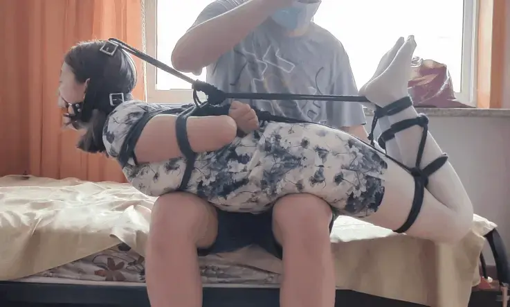 玩奴原创之可爱妹子晓灵白丝初次驷马超紧缚，马具口球堵嘴羞辱，强制报数sp，tk。购约绑教程请加805351328。 解压密码<span style='color:#b0b0b0;'>[隐藏文字，购买后可见]</span>感谢各位同好的支持！这次教育教育新人妹子晓灵，白丝初次驷马捆绑，马具口球堵嘴，放置，最后直接放到腿上sp羞辱，手劲很大，然后tk玩脚，<br>妹子不能说话也完全没发动，只能任由博主操控玩耍。耻度拉满。妹子很可爱又性感！<br>另外为了方便各位同好约绑，博主最近推出了一个非常详细的约绑教程。里面有非常详细的从零基础开始教大家如何认识妹子，如何与妹子沟通等等。非常的实用，有兴趣的各位同好加805351328咨询。<br>下载操作：<br>1、电脑下载<br>2、解压<br>3、将压缩包内rar文件名后缀修改为mp4。<br>目前博主已经出了五个系列，分别是绝对真实调教系列，真实约拍系列，口水囚徒系列，紧缚实验室系列以及新出的美人小舔犬系列都非常精彩，各种元素满满，希望各位同好多多支持！<br>推特可以关注024玩奴原创。本频道提倡健康积极的绳艺亚文化，目的是给生活增添一些情趣，谢谢大家！<br>