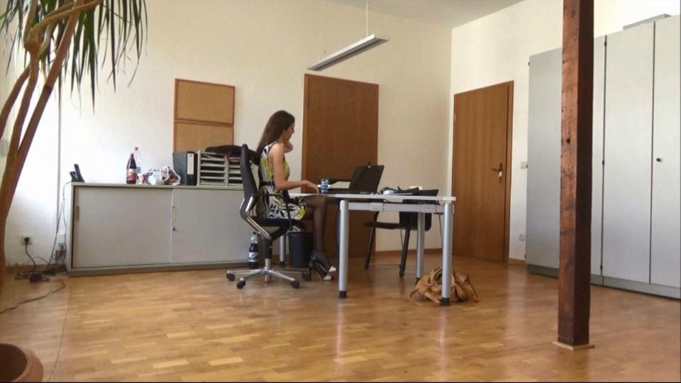 Eden - Secretary in Need Part 1 of 5 Eden works longer alone in the office. Suddenly she is attacked by a stranger. Quickly Eden is tied up with ropes on hands and feet. She is additionally gagged with a cloth. Can Eden escape?<span style='color:#b0b0b0;'>[隐藏文字，购买后可见]</span>