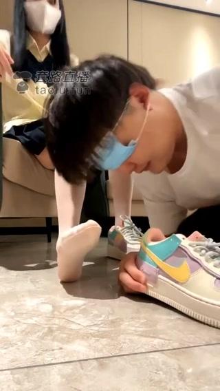 【阿月S】第一次现实的奶狗，闻鞋[不可描述]，深喉无限，诱导舔鞋底，脚趾头磕头，白丝运动鞋 原创者：套路直播<br>购买地址<span style='color:#b0b0b0;'>[隐藏文字，购买后可见]</span><br>【阿月S】第一次现实的奶狗，闻鞋[不可描述]，深喉无限，诱导舔鞋底，脚趾头磕头，圣水完食，白丝运动鞋