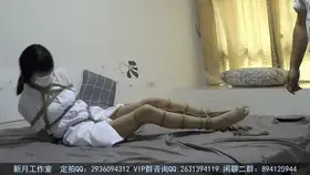 【新月原创】红豆妹妹 小护士实习回家 给我问诊之后被强行捆绑 肉丝太可爱了 她真的好小只啊 【新月工作室】定拍交流QQ：2936094312 （备用）1003187439原味找她：482918721红豆！<br>“老哥，你怎么了？”豆子刚进屋，看到我低沉着，坐在沙发上，居然关心起我来。<br>“有点头晕。”<br>“我给你看看。”已经实习了20天的豆子像模像样的戴上了医用白手套，抚摸我的额头，“呃，哥，你生病了。”<br>“不是吧，这样能摸出来我生病了？”我一瞬间还真的被她职业装吓到了，真的信了她的鬼话，“什么病？”<br>“神经病，哈哈哈！”<br>“臭丫头敢戏弄我！！”站起身，反扭豆子的双手，强行压下，捆绑！然后扯到椅子上，让她做好，继续绑在椅子上。<br>“喂，我开玩笑而已。”豆子挣扎着，动不了了，可爱的样子让我知道，这个臭丫头已经长大了。<br>“我管你！”一顿折磨之后，将豆子押回到房间里，“过来！”<br>强行绑紧，豆子气的都不理我了，“你太过分了，我开个玩笑而已，你这样绑起我！”<br>“谁让你要给我机会，哈哈。”豆子双脚也绑紧了。我仔细欣赏着她。<br>“我是不是现在应该趴下来让你绑驷马了？”豆子无奈的看看我，“这样趴可以没有？臭不要脸的！”<br>“可以可以~哈哈哈。”驷马绑紧这个肉丝小护士，我就兴奋的出去了。等我回来放开她的时候，她带着的手套已经满手是汗……<br>“下次，不许这样绑我了！你好可恶！”
