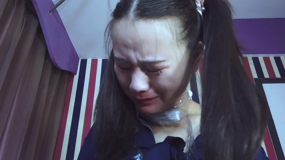 《纤鸟原创》《小丽崩溃的开始》被几层胶布跟胶带封嘴之后，小丽彻底走向崩溃，最终还是没能挺住彻底释放了内心压抑的情绪 剧情简介：新工作室，希望大家多多支持，订拍约拍价格优惠，后续会努力拍更多更好作品：被几层胶布跟胶带封嘴之后，小丽彻底走向崩溃，最终还是没能挺住彻底释放了内心压抑的情绪，放声痛哭起来，再被不断电击的刺激下，完全没有了之前的傲气，放下了骄傲的姿态乖乖求饶<br><br>新工作室，大家多多支持，订拍价格优惠，联系方式：QQ2275600560     微信号：qianniaoyc  统一解压密码：qq2275600560<br><br>清晰度：1080P<br>时长：32分钟<br>大小：1.5G
