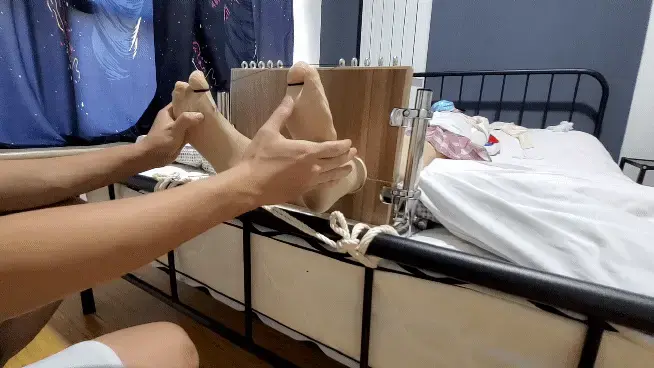 【面具男】木枷固定暴虐伪娘双脚，接着固定脚趾，脚丫子一点逃脱的办法都没有，接着用牙刷和手挠脚心。然后用大功率棒棒顶住鸟笼的，爽的翻天，接着觉得还不够刺激又加上筋膜枪，开到最大...... 【面具男】木枷固定伪娘双脚，接着固定脚趾，脚丫子一点逃脱的办法都没有，接着用牙刷和手挠脚心。然后用大功率[不可描述]顶住鸟笼的，爽的翻天，接着觉得还不够刺激又加上筋膜枪，开到最大......<br><br>在广西北海，有道具吊架，约可加QQ1557709549