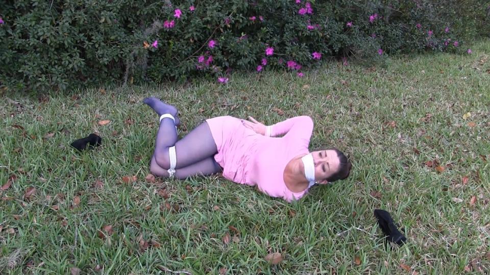 Tied &amp; Struggling In Pink In the Grass I am wearing a cotton comfortable long sleeve dress, navy blue pantyhose and im gagged with a tight over the mouth white gag. My hair is up in a tight bun. My ankles are tied tightly as is my thighs and my wrists behind my back. I struggle around in the florida grass and sunshine as I show off my tights clad legs and how helpless I am in the great outdoors. I roll, I mpph, i sexily moan thru my gag. I do not gag talk but I do mesmerize you in just sitting back watching me enjoy the ropes on my body and the nature beneath me and around me. My thick thighs and my bound limbs keep you watching until you come closer to get a closer look at what you ponder helping or do you want to just keep me bound like this for a while longer?<br><span style='color:#b0b0b0;'>[隐藏文字，购买后可见]</span>