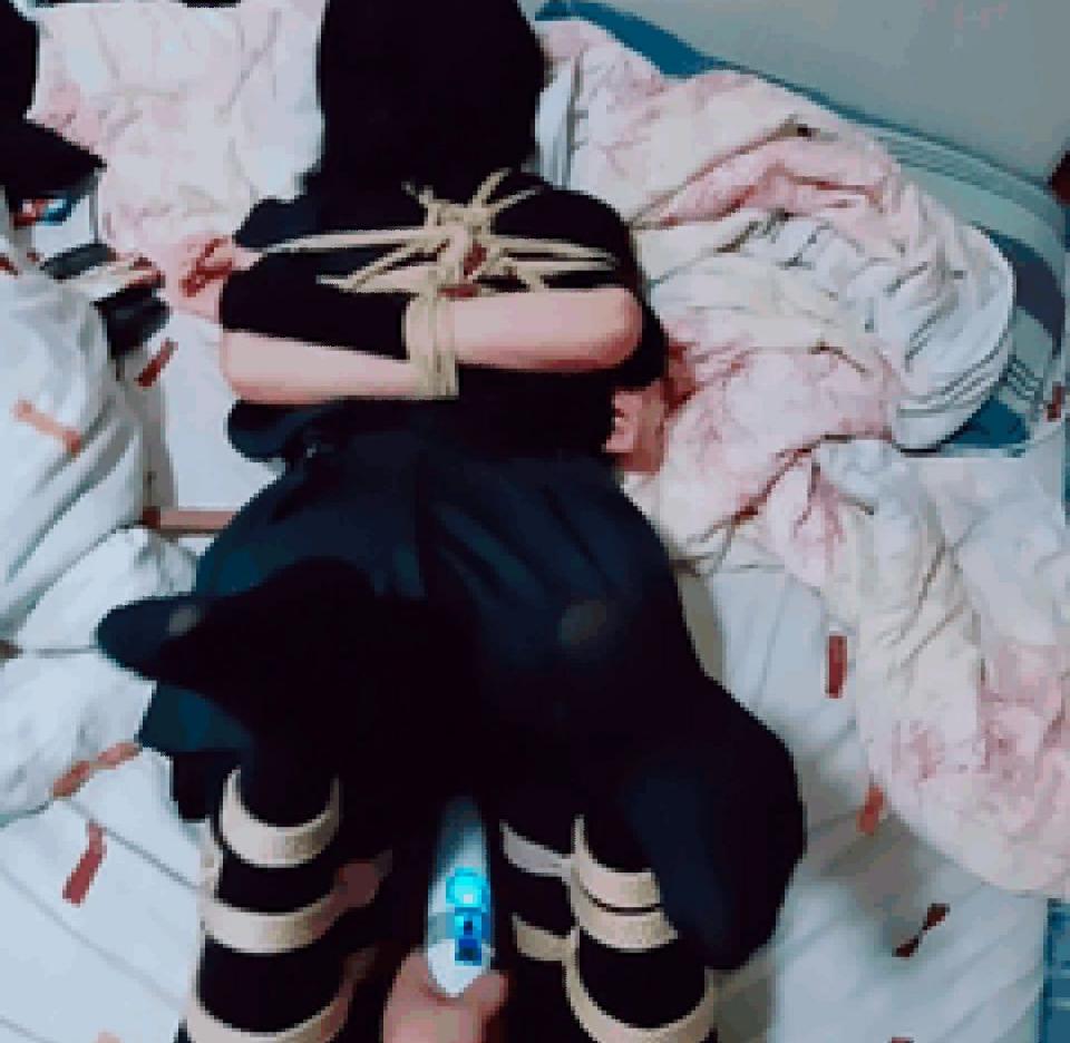 女仆狗狗与jk驷马哦 - 这次是黑色jk被捆哦，也有被用仙女棒狠狠惩罚哦 [丝袜,驷马（俯卧）,股绳,震动棒]