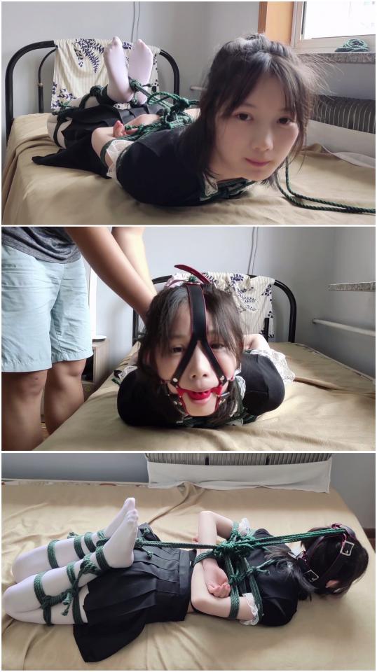 玩奴原创之可爱就是正义！青春美少女晴语白丝诱惑严厉连头驷马。马具口球堵嘴，放置游戏,交流购约绑教程请加805351328。 解压密码<span style='color:#b0b0b0;'>[隐藏文字，购买后可见]</span>感谢大家支持，本次带来青春美少女晴语的严厉紧缚，黑裙白丝很诱人，博主绑的非常紧，直接拉满，之后更是完全没法动也不能说话。马具口球堵嘴之后强制抬头。<br>放在腿上放置游戏。从身材到颜值可爱程度几乎没什么槽点的妹系少女，敬请各位欣赏！<br>另外为了方便各位同好约绑，博主最近推出了一个非常详细的约绑教程。里面有非常详细的从零基础开始教大家如何认识妹子，如何与妹子沟通等等。非常的实用，有兴趣的各位同好加805351328咨询。<br>下载操作：<br>1、电脑下载<br>2、解压<br>3、将压缩包内rar文件名后缀修改为mp4。或者直接用播放器打开。<br>目前博主已经出了五个系列，分别是绝对真实调教系列，真实约拍系列，口水囚徒系列，紧缚实验室系列以及新出的美人小舔犬系列都非常精彩，各种元素满满，希望各位同好多多支持！<br>推特可以关注024玩奴原创。本频道提倡健康积极的绳艺亚文化，目的是给生活增添一些情趣，谢谢大家！<br>