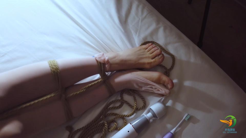 《纤鸟原创》《小胖妞的束缚》小胖妞说了，捆绑要有仪式感，可是当各种玩具刺激她的时候，她的仪式感瞬间就全无了 剧情简介：新工作室，希望大家多多支持，订拍约拍价格优惠：小胖妞一直强调捆绑需要有仪式感，这样才能玩出情调，但是再面对一堆玩具的刺激之后，仪式感已经全然被她抛去脑后，露出了她那狂野的本性<br><br>新工作室，大家多多支持，订拍价格优惠，联系方式：QQ2275600560     微信号：qianniaoyc  统一解压密码：qq2275600560<br><br>清晰度：1080P<br>时长：33分钟<br>大小：1.2G