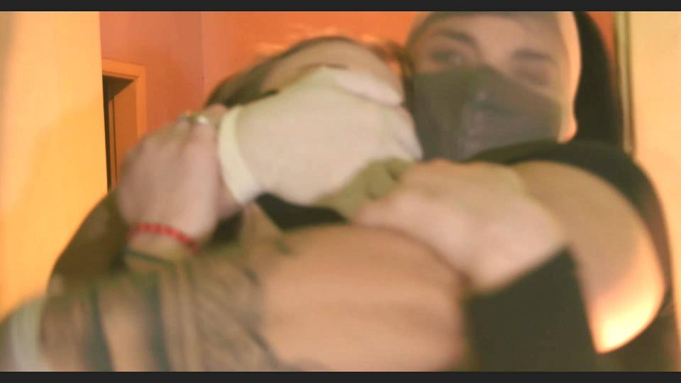 Pantyhose burglar doublecross (custom order)(HD MP4) Two hitwomen in dark pantyhose and naked stocking masks on their heads break into a house to rob. After looking in the bedrooms they are surprised to hear the owners enter the house. In silence the hitwomen put on white latex gloves and prepare a sedative in their pantyhose. One of the owners enters the room and takes off her clothes, lies down on her bed, the hiwotman emerges from behind and they begin to fight. The other owner hears a noise and walks towards the room, when she opens the door the other hitwoman reaches from behind and covers her mouth with pantyhose. The four women fight in the room. The hitwomen dominate the women who gradually weaken and eventually KO. Then one of the hitwomen eliminates the two owners by smothering them with a bag and with her hands and the other hitwoman with a latex sheet.<br><br><span style='color:#b0b0b0;'>[隐藏文字，购买后可见]</span>