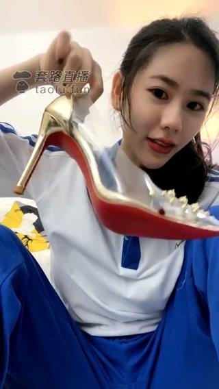 【芷晴S】第一视角情景：哥哥你是条狗，被妹妹控制，校服白棉袜肉丝脚 原创者：套路直播<br>购买地址<span style='color:#b0b0b0;'>[隐藏文字，购买后可见]</span><br>【芷晴S】第一视角情景：哥哥你是条狗，被妹妹控制，校服白棉袜肉丝脚