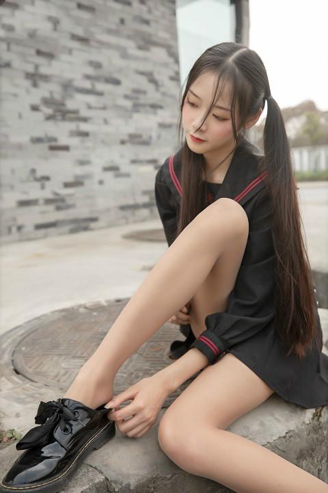 梦丝女神53期 诗琪《纤细的美腿玉足》 片名：纤细的美腿玉足<br>模特：诗琪<br>出品方：梦丝女神<br>出品日期：2020.03.27<br>购买地址<span style='color:#b0b0b0;'>[購入後に隠しワードが表示されます]</span>