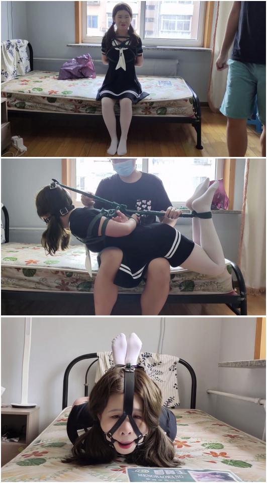 玩奴原创之萝莉妹子彩乃酱的初次驷马,马具口球严厉堵嘴强制抬头，腿上羞羞放置。交流购约绑教程请加805351328。 解压密码<span style='color:#b0b0b0;'>[隐藏文字，购买后可见]</span>感谢各位的支持！本次带来的是萝莉妹子彩乃酱的白丝初绑，妹子挺萌的，嘴巴很小，戴上马具口球勒紧之后告诉我很难受，可以说堵的非常严厉了。驷马捆绑之后，妹子自己都说根本没法动。<br>不过博主绑任何人都不会留情的哈！不过也得稍微注意一下，妹子说强制抬头都喘不上气来了，任由口水流出，绑好后放在腿上好好把玩。<br>另外为了方便各位同好约绑，博主最近推出了一个非常详细的约绑教程。里面有非常详细的从零基础开始教大家如何认识妹子，如何与妹子沟通等等。非常的实用，有兴趣的各位同好加805351328咨询。<br>下载操作：<br>1、电脑下载<br>2、解压<br>3、将压缩包内rar文件名后缀修改为mp4。或者直接用播放器打开。<br>目前博主已经出了五个系列，分别是绝对真实调教系列，真实约拍系列，口水囚徒系列，紧缚实验室系列以及新出的美人小舔犬系列都非常精彩，各种元素满满，希望各位同好多多支持！<br>推特可以关注024玩奴原创。本频道提倡健康积极的绳艺亚文化，目的是给生活增添一些情趣，谢谢大家！<br><br>