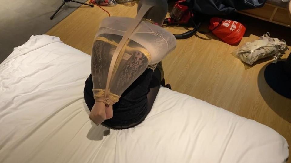 欧式直臂捆绑+丝袜支臂包裹 M字开腿缚双AV棒把人榨到虚脱JY湿透了丝袜 小M来体验绳艺也很喜欢丝袜包裹，欧式支臂绑上外面在套一双丝袜 眼罩 超大口球剥夺视觉和说话的权利只能呜呜叫，最后日式捆绑 M字开腿缚强制N次[不可描述] JY透过丝袜人震虚脱了，。<br>作者;黑魔法师<br>qq；2946045390<br>京津冀地区有喜欢真空床 真空柜子 绳缚 木乃伊全包的 可以加我交流