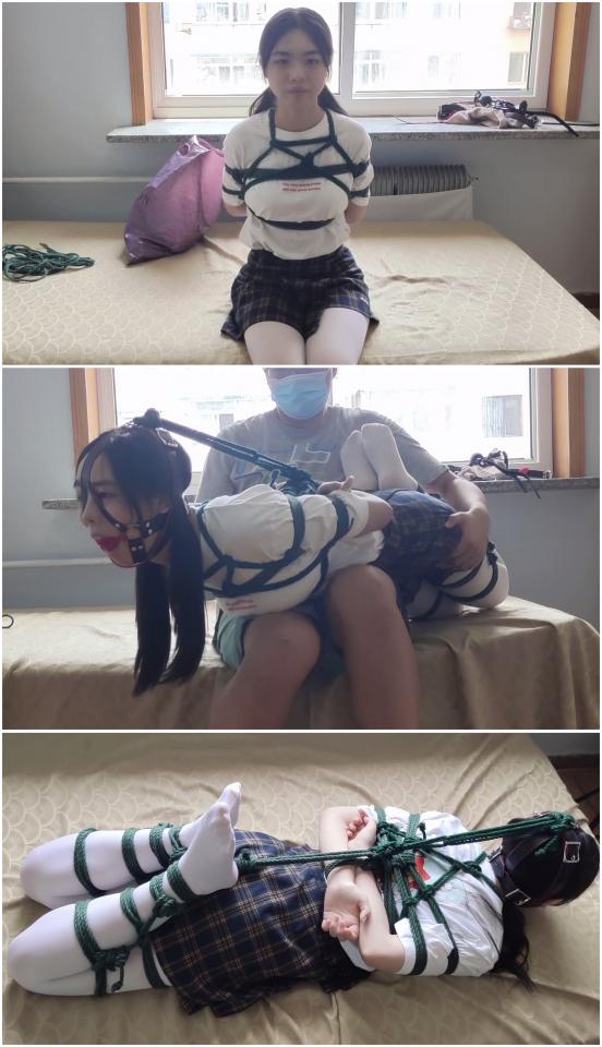 玩奴原创之可爱就是正义！青春美少女乐怡的牢牢被缚驷马劫，严厉堵嘴sptk放置，超长时长！交流购约绑教程请加805351328。 解压密码<span style='color:#b0b0b0;'>[隐藏文字，购买后可见]</span>感谢各位观众的支持！本次带来的是青春美少女乐怡的日式驷马紧缚。马具口球连头堵嘴。妹子很纯，非常可爱。跟晴语妹妹属于不同风格吧！希望大家喜欢！<br>绑完之后完全没法动，妹子嘴小口球塞的很满也只能发出呜呜的声音了，放在腿上还玩了报数sp和tk。本次的话玩的时间长一点，超长时间放送给各位同好！<br>另外为了方便各位同好约绑，博主最近推出了一个非常详细的约绑教程。里面有非常详细的从零基础开始教大家如何认识妹子，如何与妹子沟通等等。非常的实用，有兴趣的各位同好加805351328咨询。<br>下载操作：<br>1、电脑下载<br>2、解压<br>3、将压缩包内rar文件名后缀修改为mp4。或者直接用播放器打开。<br>目前博主已经出了五个系列，分别是绝对真实调教系列，真实约拍系列，口水囚徒系列，紧缚实验室系列以及新出的美人小舔犬系列都非常精彩，各种元素满满，希望各位同好多多支持！<br>推特可以关注024玩奴原创。本频道提倡健康积极的绳艺亚文化，目的是给生活增添一些情趣，谢谢大家！
