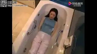 电视剧片段，女角色被捆绑放入浴缸被水淹没，最终巧妙逃生 如标题所述