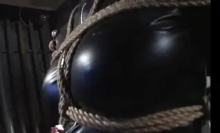罪女SM刑罰2 黑色緊身皮衣搜查官在搜尋證據時被迷霧迷暈，隨後被帶到調教室進行監禁羞辱<br>