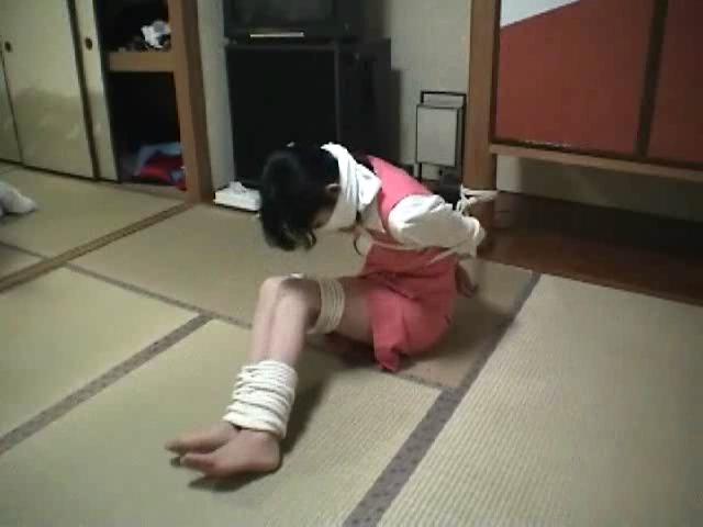 昭和奇譚 制服の果実 水澤凛 制服美女OL被绑架监禁在密室里！束缚着身材好的身体，堵着嘴巴，只能无助的挣扎，被坏人各种调戏。这是容貌端庄美丽的水泽凛的第二部作品。粉红色的OL制服很适合你。多种捆绑方式，最后只剩下内衣。<br><span style='color:#b0b0b0;'>[隐藏文字，购买后可见]</span>.<br><span style='color:#b0b0b0;'>[隐藏文字，购买后可见]</span>