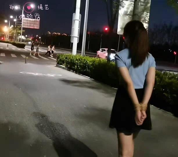 米粒大街上散步 小米粒第一次在户外拍摄，捆绑双手在大街上散步，路上人来人往的都是行人，她一点都不觉得紧张<br>解压密码：chuxin<br>温馨提示，为了防止网盘和谐，请下载解压观看，谢谢合作
