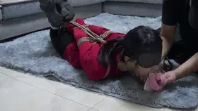 红豆妹妹化身微商卖假货被惩罚 <span style='color:#b0b0b0;'>[隐藏文字，购买后可见]</span>新月工作室。男主买了微商小姐姐(红豆饰演)的减肥药后一直拉肚子，于是找来微商小姐姐商量退货，可小姐姐不肯退货，男主发火将小姐姐摁倒并用直臂缚捆绑双手，捆绑双脚，毛巾堵嘴，还想跑，踹上两脚，丝袜堵嘴加口球，这回说不出话了。接着椅子缚折磨，还是不肯退钱，那就更加结实的驷马倒攒蹄，棉袜堵嘴胶带封上，使劲挠脚心让她在地上拼命挣扎吧。<span style='color:#b0b0b0;'>[隐藏文字，购买后可见]</span>
