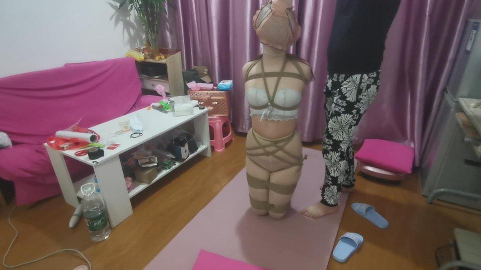 『我的媳妇』第48弹、最使坏的一次、媳妇穿了一天的内内被我强行套头、还阵阵犯恶（驷马、丝袜内内套头驷马放置、QZGC、） 片名:0802<br>时间:1小时<br>大小:2.3G<br>格式:zip 7z建议使用360压缩解压<br>失效站内信联系我<br>解压密码3119782105<br>请勿百度云在线解压或观看<br><br>昨天换下的内内被我偷偷藏起来<br>大早上趁她还迷迷瞪瞪的时侯绑了<br>压根都不知道我藏了她的内内准备这回给她使上<br>很不情愿的让我给套上<br>为防止蹭开我又在内内外面给她套了袜子<br>绑好驷马一个劲的挣扎<br>知道这味不好受了吧<br>一边闻着自己的味一边GC<br>子夕当然不能落下了