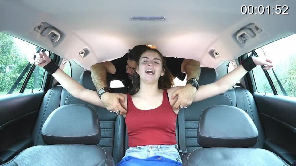 LISABETH'S RUTHLESS TICKLE EXPERIENCE IN THE CAR : UPPERBODY TICKLING After a good bare feet session this is time for the sadistic tickler to play with Lisabeth's extremely ticklish upperbody.<br>He tickles her underarms, sides and her neck with his experimented fingers and he knows exactly how to get the best reactions from the young girl.<br>Lisabeth is a nice tickle toy because every touch is immediately efficient on her sensitive spots and she seems to enjoy it a lot.<br>She really has no chance to defend from tickling and you'll see on her face how she suffers this merciless punishment even if she likes it at the same time.<br><br><span style='color:#b0b0b0;'>[隐藏文字，购买后可见]</span>