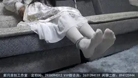 【雨涵工作室】终于把我18岁的表妹雨晴拉下水了 亲表妹噢 穿着我的LOLITA 和我一起玩手铐的她是不是很可爱？ 【雨涵工作室】交流QQ：2631394119，定拍定文原味都可以找我~找我~谢谢大家！我表妹雨晴只拍完这个假期就回去继续准备高考了，想定拍亲表姐妹花的请尽快找我，哈哈~<br>想不到这个小妮子长大了，穿着我的Lolita，身材什么的和我居然十分接近，让我都有点羡慕了，不过第一次来的她，还是要让她知道点厉害，让她知道，谁才是姐姐，骗她戴手铐，和她一起玩手铐的感觉好新鲜刺激啊，希望把她弄哭了别回去告诉家长，哈哈哈~