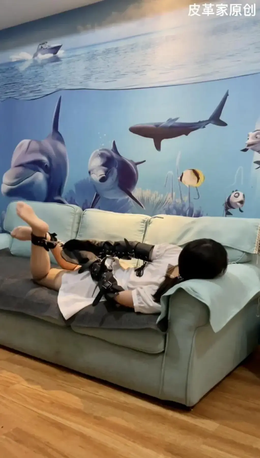 好看的依依小师妹来了 终于把聊了好久的小师妹拿下了~特别敏感 丝袜 驷马束缚 特写 挠痒 棒棒应有尽有 最后挣扎的口罩都掉了（诚招山东济南模特 联系方式见其他视频） （皮革家原创）好看的小师妹来了 终于把聊了好久的依依小师妹拿下了~可是费了一番心思，小师妹特别敏感 丝袜 驷马束缚 特写 挠痒 棒棒应有尽有 最后挣扎的口罩都掉了 <span style='color:#b0b0b0;'>[購入後に隠しワードが表示されます]</span> 压缩包后缀改为zip 影片后缀改为mov 请勿在线解压观看（诚招山东济南模特 联系方式见其他视频）