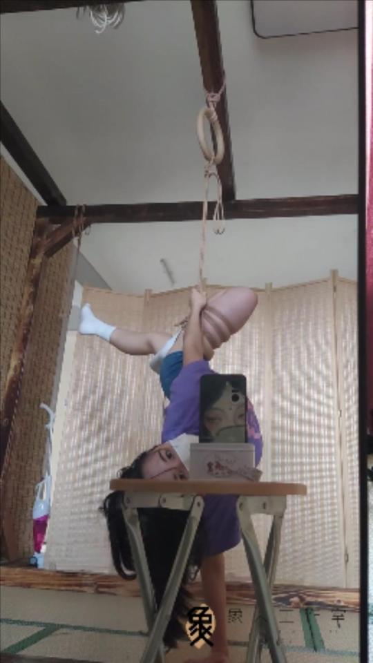 象人原创-一钻小0，自娱自乐，疫情期间在家无聊到自缚。单脚倒吊。 希望疫情快点结束，一切安好。<br>注——————————————————————————————————————————<br>解压密码：xiangren123 文件后缀改为MP4即可正常观看<br>切勿在百度云中直接观看，容易被和谐!!!!!<br>部分用手机解压后看不了的老哥可以加我，<br>我把没改后缀的版本发给您。不用举报。<br>坐标郑州，线上定拍，线下约绳，体验授课。<br>wx：512848217.（注明来意）