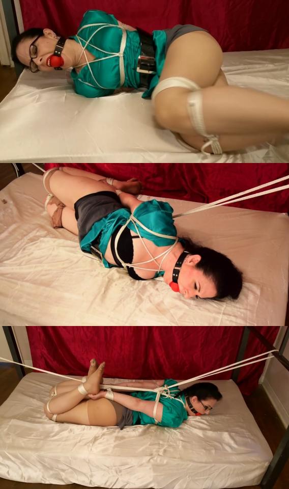 Саrоlinе Рiеrсе.. Lоusу DА Gеts Whаt's Соming То Неr Bondage, BDSM, Damsel In , Dark Fantasy, Revenge, Rope Bondage, Secretary, Satin Blouse, Panty Hose, Panty Hose Destruction, Matching Lingerie, Hogtie, Tickling, Abandonment, Prison Clothes, On Screen Tying, Humiliation<br><br>Caroline Pierce is an over worked public defender in the city. She works tirelessly on case after case defending would be criminals from prosecution for their alleged crimes. Sometimes she can really help someone, but most just fall through the cracks of the legal system and end up in prison. Such was the case of the Horace Pinker, an appliance repairman that got sent up on a bad rap. He fit the description of a notorious criminal and happened to be at the wrong place at the wrong time. Despite having an alibi and proof he was elsewhere, the over worked public defender dropped the ball and he got sent to prison for life.. 2 years later.. A guard walks by his cell. He's not in there and theres a makeshift tunnel under his bunk.. He's escaped!! They put out a statewide APB on him, but he's covered his tracks well. They figure he's probably long gone.. Which he surely will be, right after he pays a visit to the home of the lousy DA that failed him.. Caroline awakens.. She's groggy and her head is swimming. As she gains consciousness, she realizes she is tied up. She squirms to get free, but to no avail. Just then a man in an orange jumpsuit appears in front of her and it all comes back to her.. He hogties her, rips her nylons off and her blouse open and gropes her. He tells her that he couldn't leave without saying goodbye to her. He adjusts her ropes tighter and then disappears, leaving her strictly hogtied, gagged, and bound to the bed frame. What will she do? Its the beginning of the weekend. She lives by herself. No one is going to realize she's gone till Monday!<br><br><span style='color:#b0b0b0;'>[隐藏文字，购买后可见]</span>