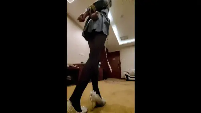 【面具男】给白丝伪娘做榨汁小游戏，前面贴上仙女棒，穿上高跟黑丝走猫步训练，接着做玩榨汁游戏，倒数十个数每数一个数，仙女棒棒会在上面贴紧多一秒钟，同时贴在前面的五个TD的训练器也会打开，下一关就加多一秒 【面具男】给伪娘做榨汁小游戏，前面贴上仙女棒，穿上高跟黑丝走猫步训练，走不稳就开郊狼！开大震动！接着做玩榨汁游戏，倒数十个数每数一个数，仙女棒棒会在上面贴紧多一秒钟，同时贴在前面的五个TD的训练器也会打开，下一关就加多一秒钟，接着一直到喷出来为止才结束<br>可是我不会让他喷，我会跟他说，要忍住，千万不可以喷，要是在没有主人的允许在这样刺激的情况下，擅自喷了，那就接着再来一次，直到我允许喷了为止，才能喷，无论还有没有白灼的液体，如果当主人让你喷的时候，如果每喷出来，那就会有更强烈的刺激，但是却不可以喷，总之要听主人的指令才能喷。否则就加大电击！各种方法把他玩到坏为止。最后就这样20米绳子的双层龟甲缚加上捆得舒适的日式睡到了第二天下午。<br>在广西北海，有地方有道具吊架，男M女M伪娘CD都可以约，可加QQ1557709549<br>[展示的隐藏文字]解压密码123456百度云下载的是竖屏比较大，妖狐吧看着也是竖屏不过由于妖狐吧的原因有点小请不要投诉不是格式问题[展示的隐藏文字]