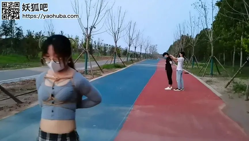 黄河边捆绑玩耍，玩捆绑总是有人经过 女孩们总想去外面玩捆绑，于是就去了人烟稀少的黄河边，开始各种捆绑，打闹，抓鸡，捆绑散步，路人投来了好奇的目光。解压密码chuxin
