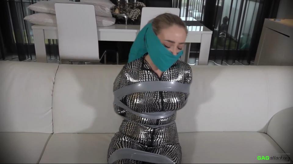 Aubrey - Catsuit Tape Bondage FULL 3 Gag Video Aubrey gets home from robbing people as catburglar just when she thinks she can rest something strange happens..<br>Gag 1<br>Now that her captor has had his fun and turned the feisty catburglar in a helpless kitty he decides to put her through some more gags while he has her captured. He stuffs her mouth with a big blue sponge and wraps around 2" Microfoam Tape as a cleave gag. Aubrey already tired of being captured for so long is frustrated and starts going crazy and MMMMMPPPHHSS. Her gag talk is very loud and she tries to work the sponge out of her mouth but there is no way she can get it through the tight cleave gag.<br>Gag 2<br>Aubrey's tight cleave gag is removed and she has to keep the dirty wet blue sponge inside her mouth. There is 3"Microfoam Tape wrapped around as a tight wrap around tape gag. Aubrey now fully muffled tries to gag talk but you can't hear a word from what she is saying it all sounds like MMMMMPPPPHHHH. She tries to work her gag and bondage off but there is no is no chance of getting it off..<br>Gag 3<br>Aubrey Get's a blue OTN gag added to the already very effective wrap around gag. It doesn't work more "effective" but it sure does look nice on this sexy captured catburglar. Aubrey tired of all the gag talking and struggling gives it one last try but there is no way somebody will hear her muffled gag talk and begs to let her go out of this "sticky" situation. The only thing she can do now is lay down and hope somebody will find her..<br><span style='color:#b0b0b0;'>[隐藏文字，购买后可见]</span>