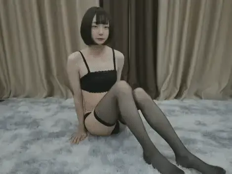 丝袜全包木乃伊自缚简单玩法和进阶玩法【SW0029】 久久用三条裤袜给大家亲身示范丝袜全包自缚的两种方式，过程一点不漏<br>第一种很简单，三条裤袜依次把双腿穿入一只袜筒，提到腰部，另一条袜筒对准头部套进去，这种方法操作很简单，但是有一个遗憾，背后有洞<br>所以会有第二种，不露肉的完全包裹，三条裤袜依次套入双腿提到腰部，但是这里注意了，套的时候第一二条裤袜的另一根袜腿分别放在身体左右两侧，套入双腿时调整一下就可以放在身体两侧了，第三条裤袜套入双腿时另一根袜腿放在身后，然后将第一二条身体两侧的袜腿套入头部，先别急着让身体进去，此时你躺下，然后然后向后弓，双手拉住背后的袜腿套入头部，此时只要把双手收进去，全身就在丝袜中了，最后出汗丝袜黏在身上出不来了，叫妹子帮忙放出来的，你们一定要注意安全<br><br>定拍联系QQ794872551<br>淘宝搜:久久丝袜全包木乃伊