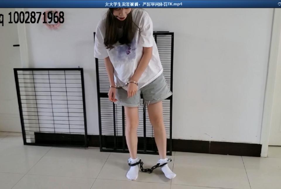 女大学生卖淫被捕，严厉审问体罚TK 片长15分钟，1080p全高清拍摄。女大学生暑期赚外快还不想辛苦，微信上面发布卖淫信息招嫖，正在联系“业务”之时被抓，严厉审问拒不交代，警官只好为她上“私刑”....本片为一往情深绳艺工作室定拍作品，版权所有，定拍咨询qq1002871968 欢迎定拍咨询交流。“网盘文件为压缩包，统一解压密码ywqs”