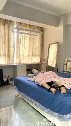 何沐原创 居家戴镣铐的何沐 何沐委托出售，她自己戴着手铐脚镣收拾房屋以及做饭的经历，请大家多多支持何沐小姐姐<br>有想定拍约拍或者买更多露脸视频的加qq1716930075