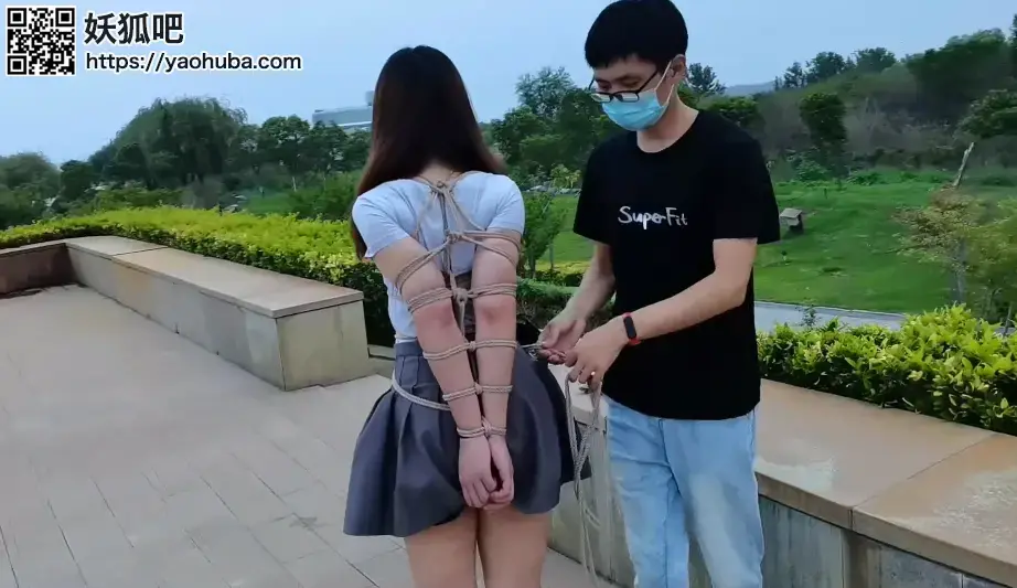 【一绳所爱】漫步人生路，绑着你，抱着你，一直走，走到天黑，没有尽头，用一生去守护这份执着，一生有你、夫复何求！ 漫步人生路，绑着你，抱着你，一直走，走到天黑，没有尽头，用一生去守护这份执着，一生有你、夫复何求！找到一片纯净的环境，拍摄一段绳子捆绑视频，一直拍到天黑，乐此不疲，还想绑着回家。视频解压密码：chuxin