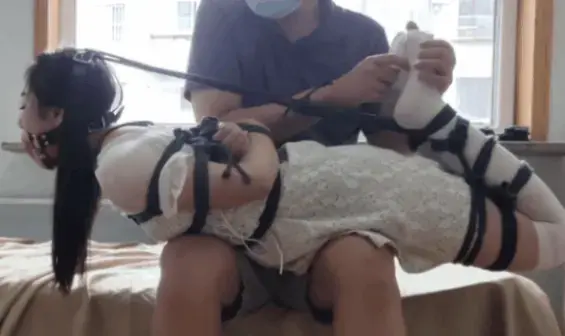 玩奴原创之萝莉妹子梦竹初次捆绑，白丝日式三段缚驷马连头，腿上放置tk，交流购约绑教程请加805351328。 解压密码<span style='color:#b0b0b0;'>[隐藏文字，购买后可见]</span>感谢各位对本频道的支持！本次带来的是新妹子梦竹初次捆绑，白色连衣裙配白丝。日式捆绑三段缚，分腿驷马。脚再绑紧直接连上马具口球。<br>非常痛苦难受的姿势。绑完之后放在博主腿上展示和tk，把玩一番。妹子被tk想躲，绳子一拉头更紧了<br>另外为了方便各位同好约绑，博主最近推出了一个非常详细的约绑教程。里面有非常详细的从零基础开始教大家如何认识妹子，如何与妹子沟通等等。非常的实用，有兴趣的各位同好加805351328咨询。<br>博主想跟各位同好聊聊一些最近的一些事情，最近一些同好跟我反映，希望我出一些唯美的作品，不喜欢重口，博主也是这么做的，找的小姐姐们也都是质量比较高。可是又有些同好觉得看的不过瘾，<br>TJ内容太少，所以博主现在也觉得挺为难。综上考虑以后作品博主会对各类作品做一个更详细的说明，为了满足各位同好的期待，各类型作品包括剧情片都在筹备中也都会发出。大家的建议博主也会认真对待，<br>希望大家能够理解！<br>下载操作：<br>1、电脑下载<br>2、解压<br>3、将压缩包内rar文件名后缀修改为mp4。或者直接用播放器打开。<br>目前博主已经出了五个系列，分别是绝对真实调教系列，真实约拍系列，口水囚徒系列，紧缚实验室系列以及新出的美人小舔犬系列都非常精彩，各种元素满满，希望各位同好多多支持！<br>推特可以关注024玩奴原创。本频道提倡健康积极的绳艺亚文化，目的是给生活增添一些情趣，谢谢大家！<br>