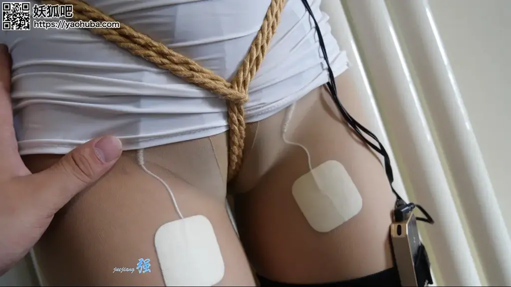 小开股绳折磨+电击折磨 之前的创意加了电击 痛苦程度瞬间翻倍 电击让腿部肌肉不停的颤抖并且可以清晰的看到肌肉抽搐  胸部的电击导致浑身抽搐  有想看的服装道具什么的欢迎联系我 喜欢的可以关注支持，想要定拍.约拍.约现 联系3022253039 售原味送脱袜视频有需要的联系 <span style='color:#b0b0b0;'>[隐藏文字，购买后可见]</span>