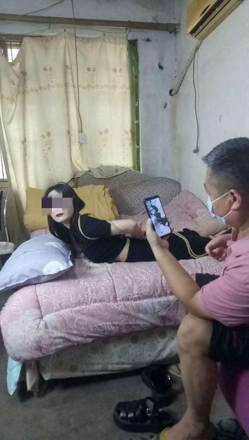 最新良家妇女之 2个美女大学生    工作关系 很久没拍片 ，这次给大家奉献美女大学生，放假期间接定拍
