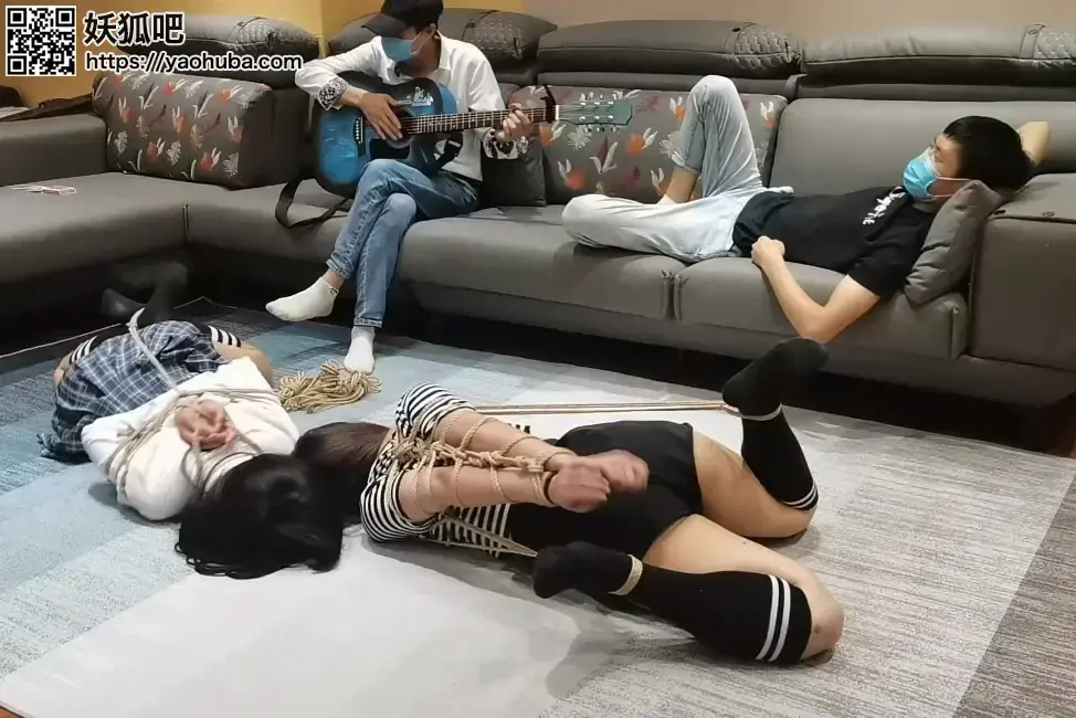 不听话的惩罚，不听话就绑起来。 两个女孩只顾玩，一点都不听话，没有办法只好绑起来教训一下。一绳所爱体验馆面向绳艺爱好者提供模特捆绑服务，体验女绳师捆绑，场地出租，作品定拍。微信：351552501。<br>视频解压密码：chuxin<br>