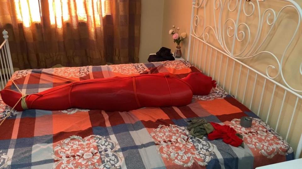 绳子与四层丝袜全包的封印 （有捆绑细节）  小m要玩丝袜全包 整整包了4条丝袜睡袋 超级紧的丝袜把全身每个角落都包裹在里面 嘴里被塞了一整条裤袜 身体的自由被剥夺 连说话也不能 。只能在丝袜与绳子编制的网子里被疯狂榨精、、<br>作者;黑魔法师<br>qq；2946045390<br>京津冀地区有喜欢真空床 真空柜子 绳缚 木乃伊全包的 可以加我交流