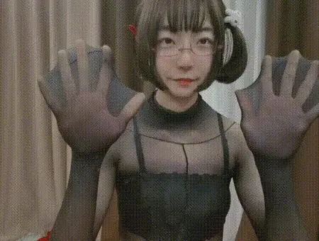极限，四十条丝袜全包，缝纫机封口，低价福利【SW0030-上】 早就想尝试一下打破自己的三十条丝袜全包记录，无奈鼻子压迫的很痛一直没法解决，这次找到了一个小玩意，罩在鼻子上，解决了这个问题<br><br>没有废话，直接开始全包，一条一条的不停包，最后用缝纫机封口，本集为上集，整个视频一直都在全包中，你能看到四十条全包的过程，整整包了半个小时<br><br>联系QQ:794872551<br>买丝袜淘宝搜:丝妖久久